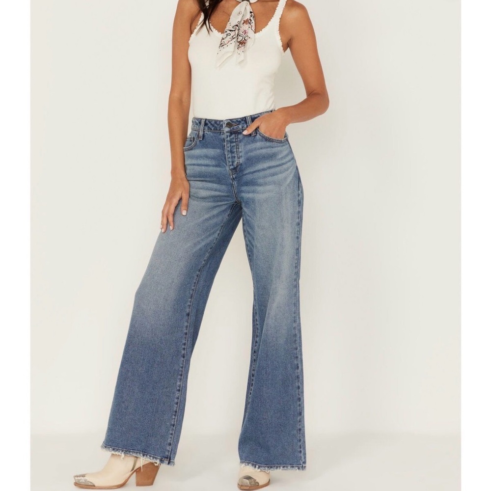 High-Rise Wide Leg Jeans in Medium Blue Wash